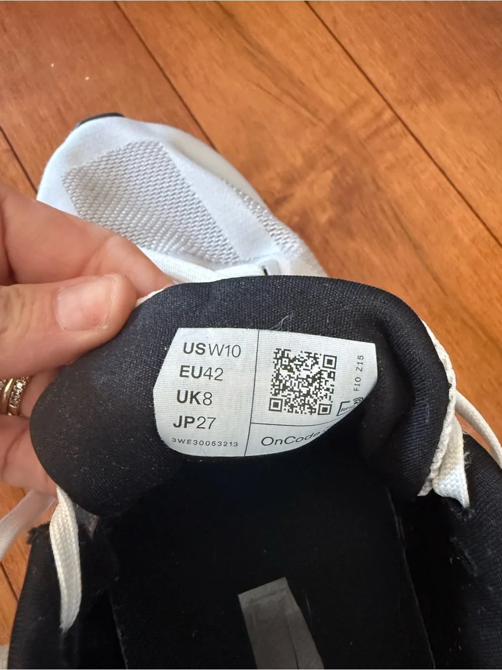 Nike Women's Black and White Low-Profile Runner